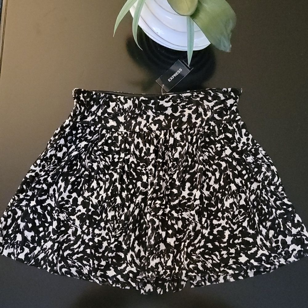 New Express Black White Flowy Skirt Women's Size Small